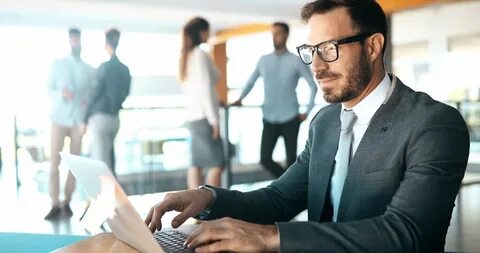 Люди в костюмах работают