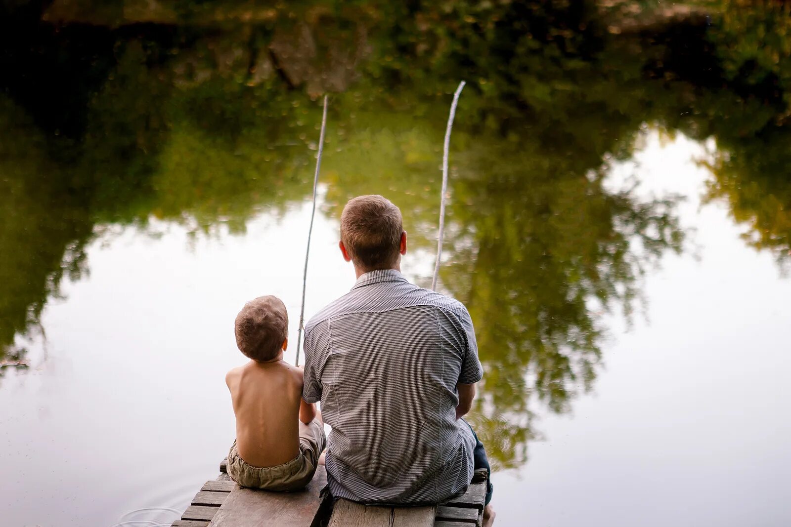 Папа ловил рыбу. Отец и сын на рыбалке. Папа с сыном на рыбалке. Папа с сыном ловят рыбу. Отец с сыном у озера.