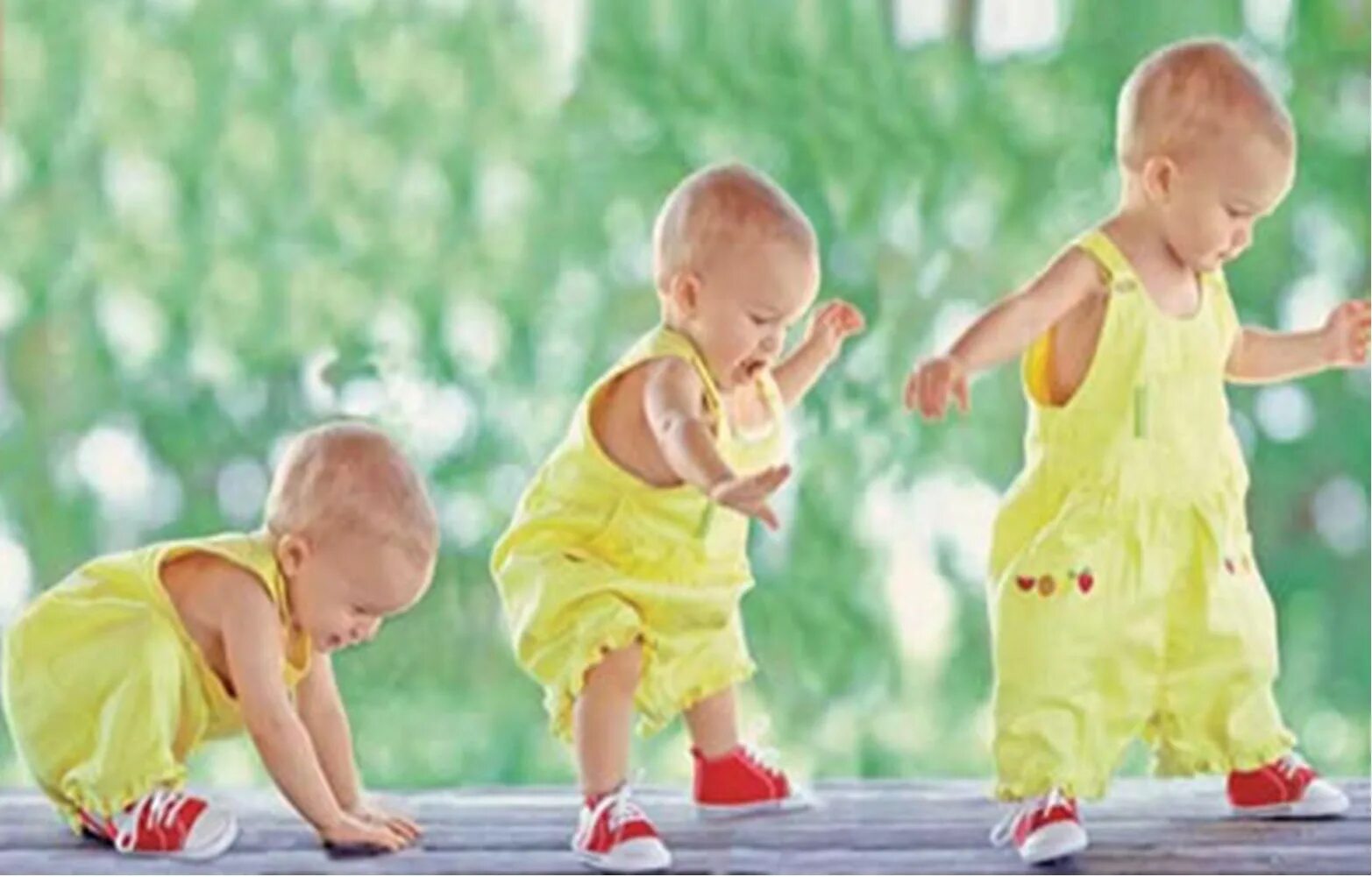 Мама учит ребенка ходить. Первые шаги ребенка. Первые шаги ребенка. Ходьба дети. Ребенок учится ходить.