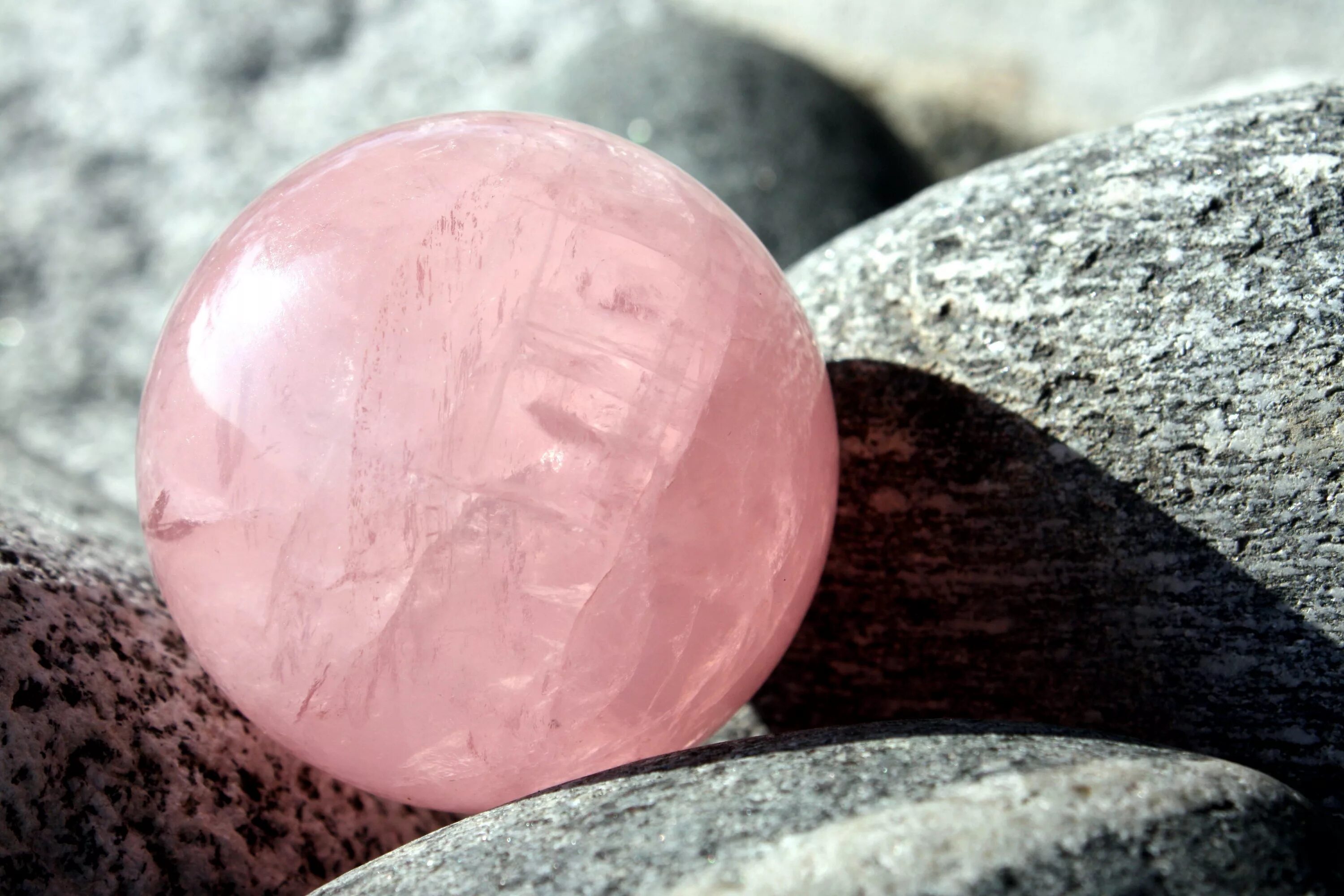 Pink stones. САМОЦВЕТ Rose Quartz - Роуз кварц. Quarzo Rosa камень. Полудрагоценные камни розовый кварц. Кварц поделочный камень.