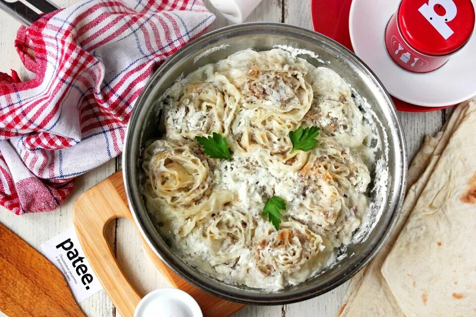Розочки из лаваша с сыром и ветчиной. Ленивые пельмени из лаваша в духовке. Пельмени из лаваша с фаршем на сковороде. Ленивые пельмени на сковороде. Пельмени из лаваша с фаршем на сковороде.
