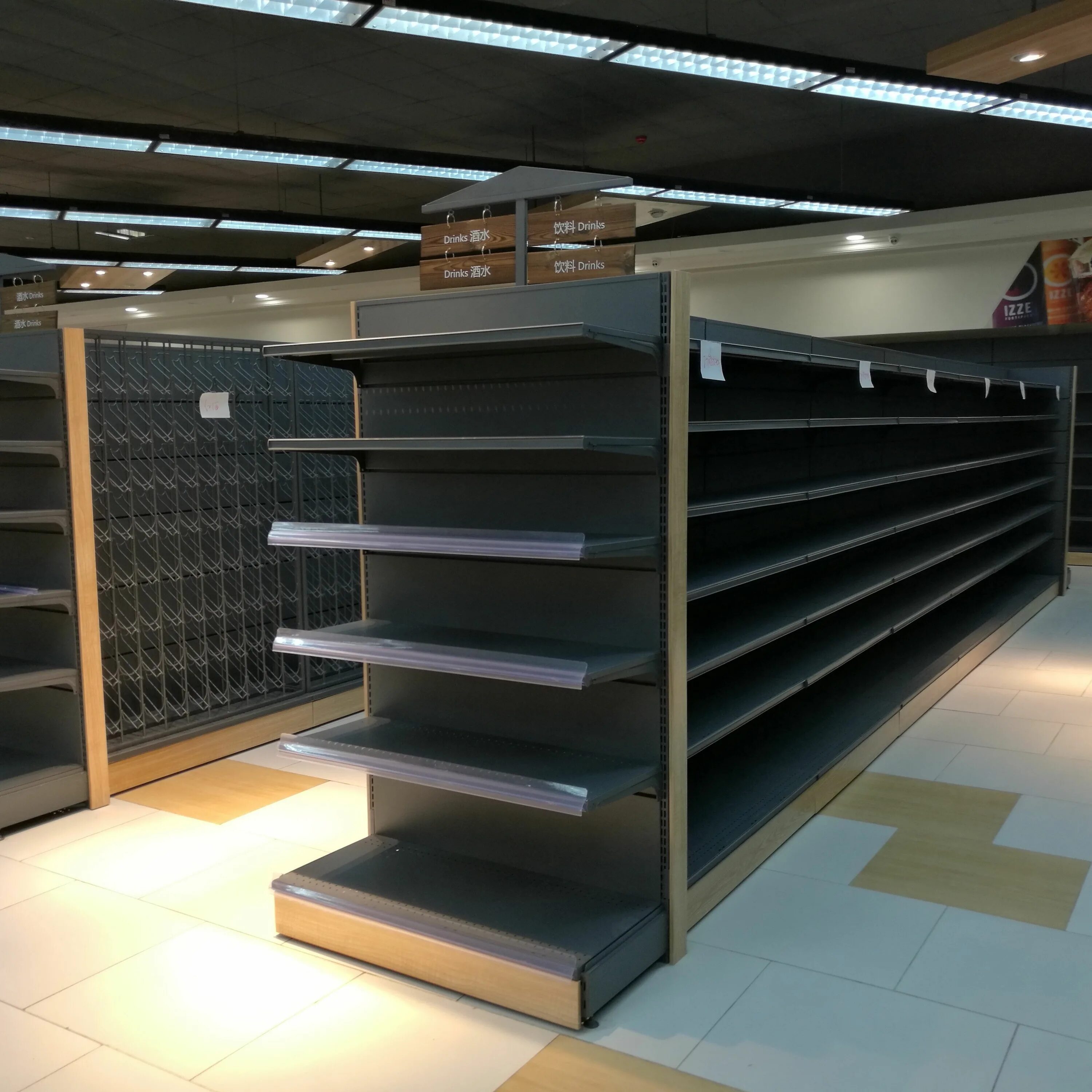 Витринные стеллажи. Полки в магазине. Полки в магазине. Стеллаж торговый. Торговое оборудование стеллажи.