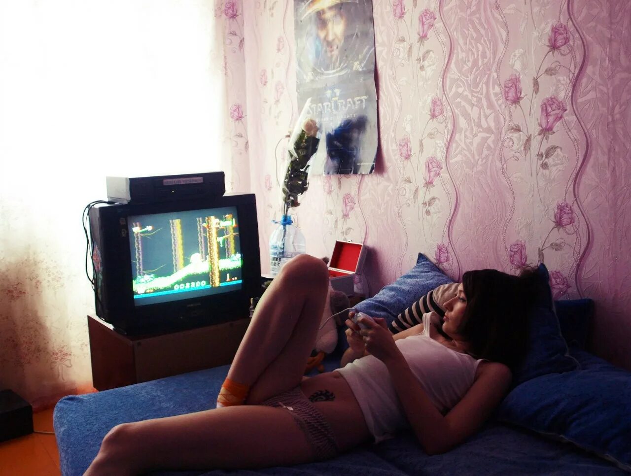 Девка играет в приставку. Девушка геймер. девушки играющие в приставку. девочки одни дома. девушки играющие в компьютерные игры.
