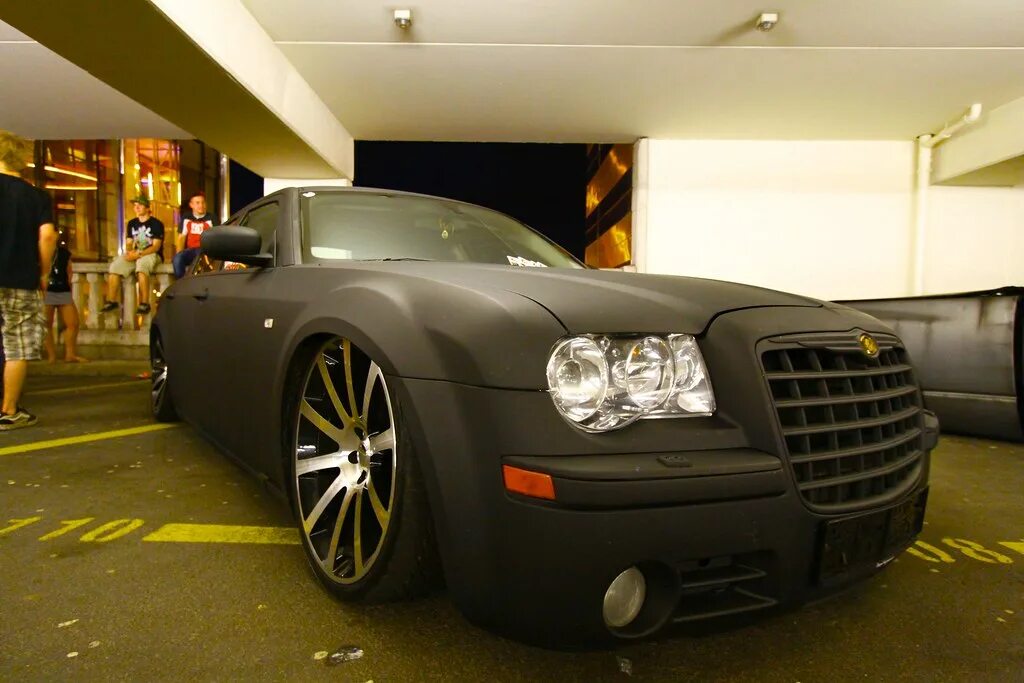 Тюнинг крайслера. Chrysler 300c Black. Крайслер 300с черный матовый. Матовый Крайслер 300с. Chrysler 300.