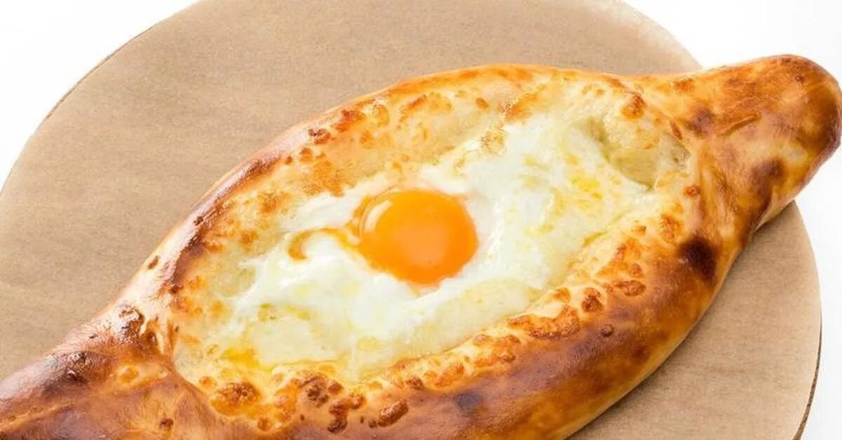 Лобиани по аджарски. Аджарские хачапури лодочка. Хачапури по-аджарски с моцареллой. Аджарские хачапури лодочка. Грузинская кухня хачапури по аджарски.
