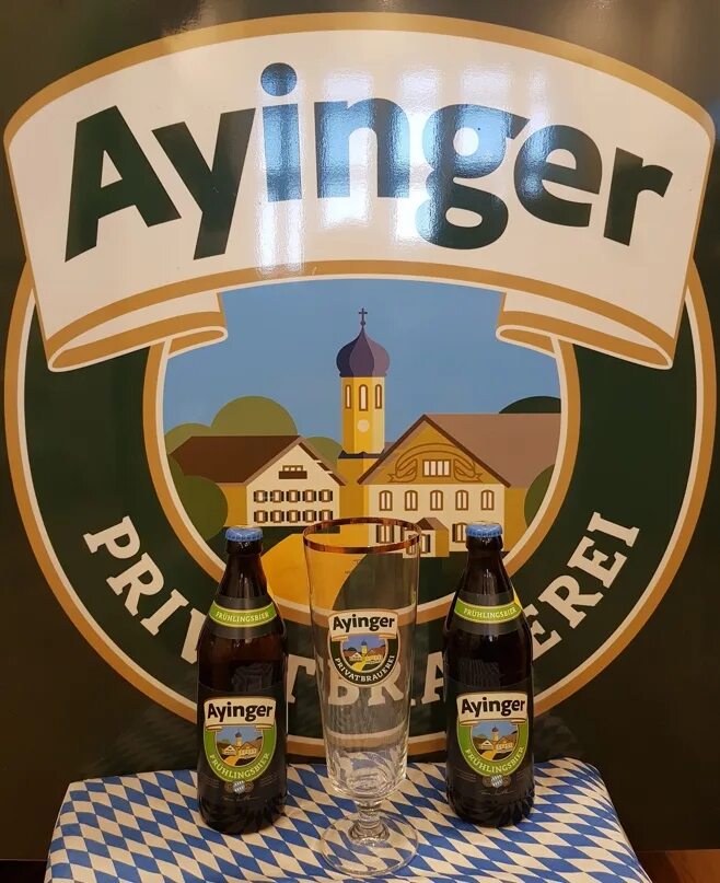 Пиво ayinger купить. Айингер Урвайссе. Пиво Ayinger Brauweisse. Пиво Ayinger Hell. Крафтовое немецкое пиво Ayinger.
