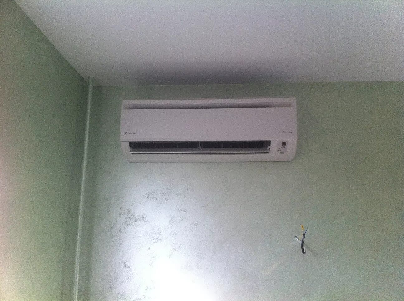 Как установить кондиционер после ремонта. Установленный после ремонта кондиционер. Сплит система после ремонта. Кондиционер без штробления стен. Монтаж кондиционера в квартире с ремонтом.