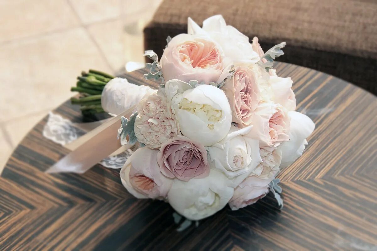 Свадебный букет пионы. Букет невесты пионы и розы. Розовые пионы "букет невесты". Розовидные пионы букет невесты.