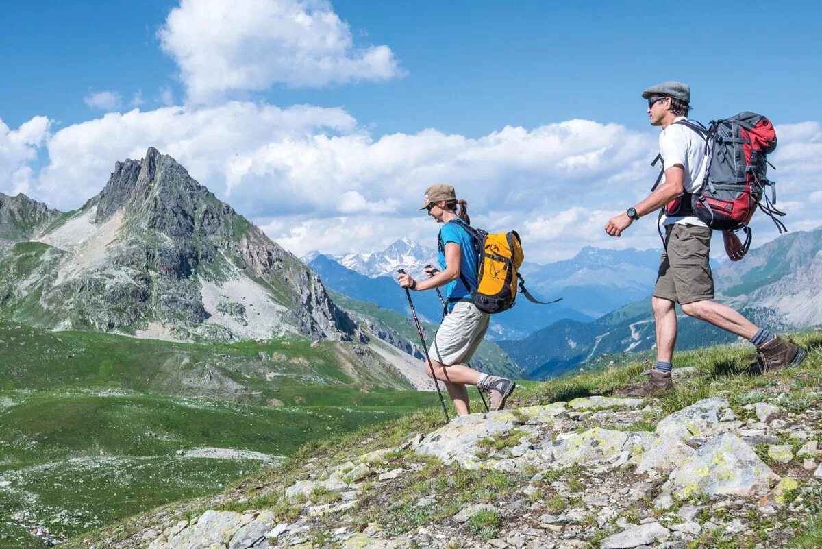 The traveling kind. Треккинг в горах. Пешеходный туризм. Пеший поход. Хайкинг в горах летом.