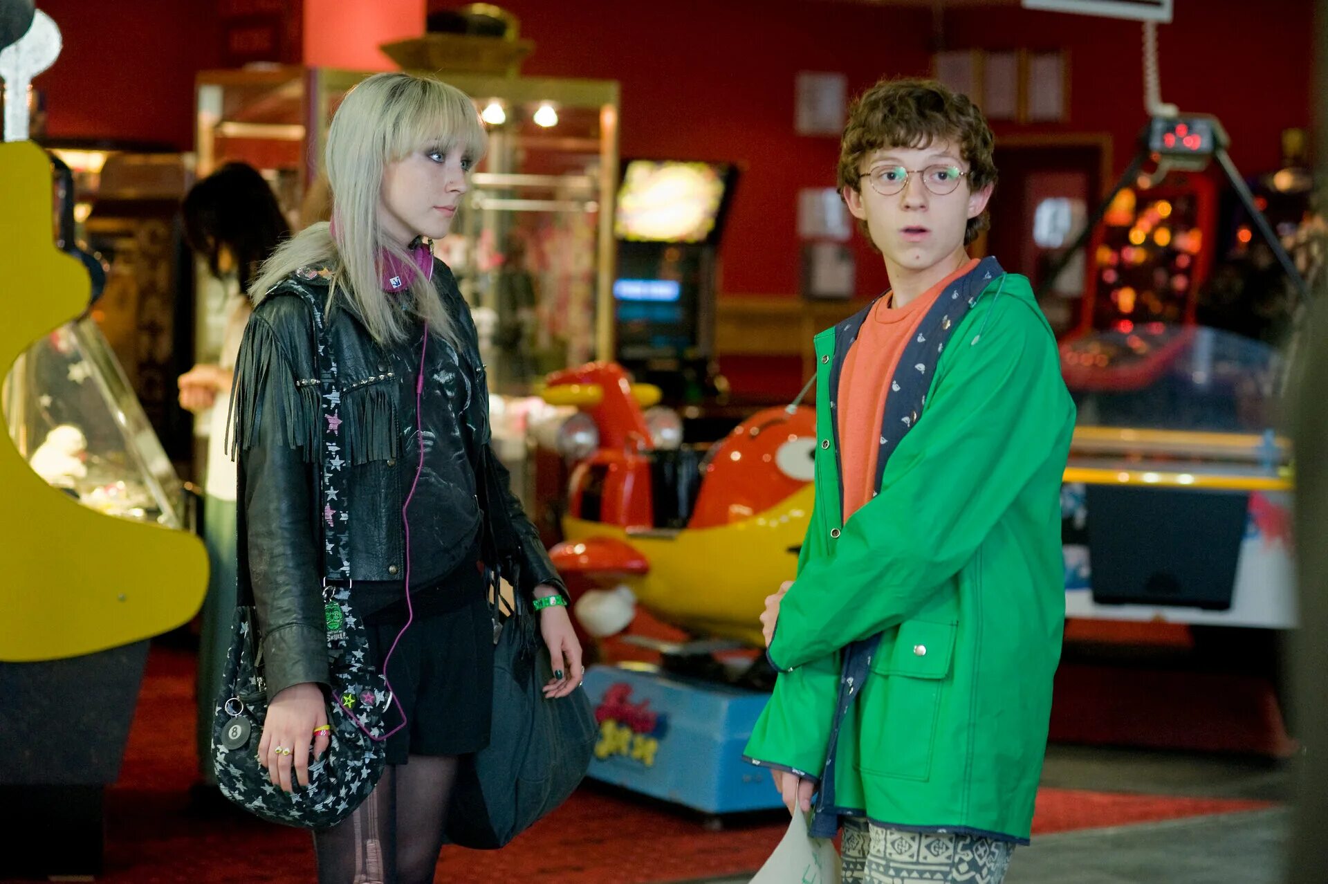 Как я теперь люблю фильм постер. Сирша ронан и джек лауден. Сирша ронан и джордж маккэй. Сирша ронан и том холланд. Как я теперь живу фильм.