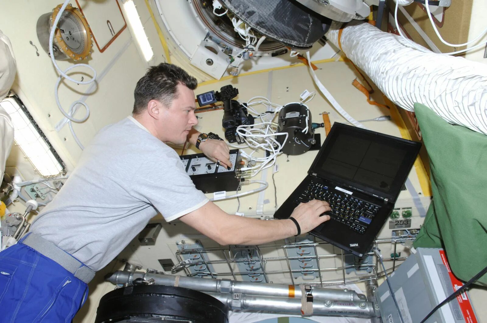 лаборатории ил-76 в центре подготовки космонавтов. инструменты космонавта. олег артемьев мкс эксперимент. жизнь космонавтов на космической станции. космонавты на мкс.