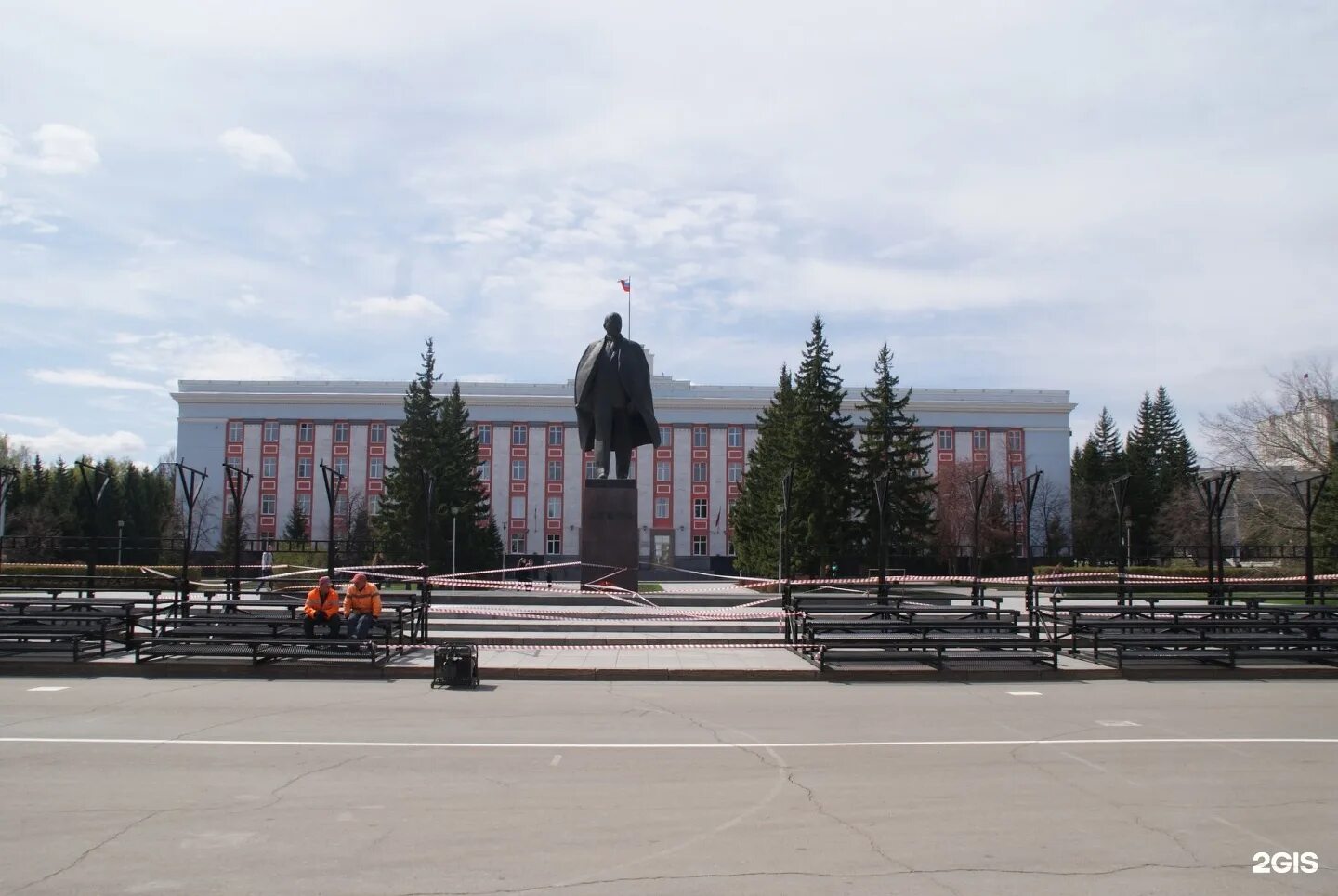 Памятник Ленину в Барнауле. Алтайский край Барнаул площадь советов в и Ленин. Памятник Ленину на площади советов Барнаул. Статуи Ленина в Барнауле. Показать пл