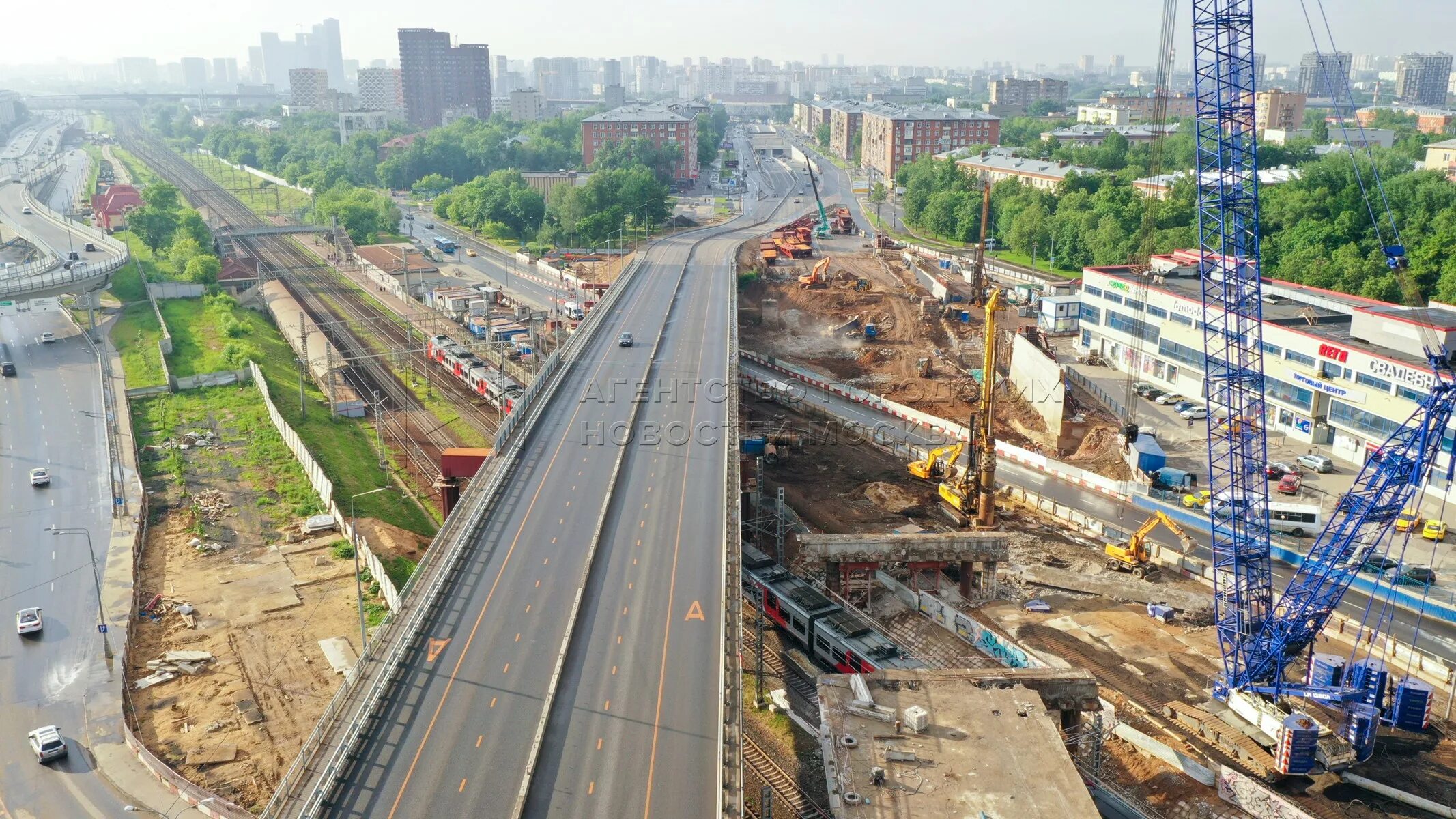 Нова на дмитровском шоссе. Железнодорожный путепровод Димитровское шоссе. Москва Дмитровское шоссе путепровод. Временный путепровод на Дмитровском шоссе. Путепровод над Дмитровский шоссе.