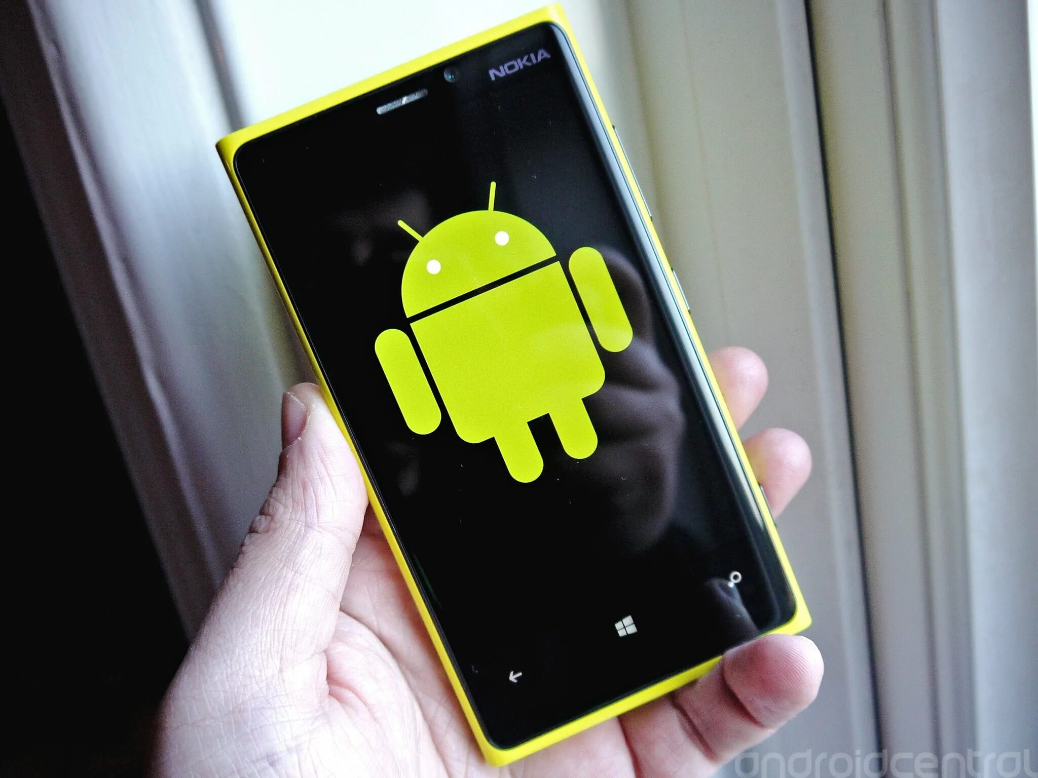 Майкрософт на андроид. Смартфон с android + windows phone. смартфон с андроид и виндовс. windows на смартфон с android. система андроид в телефоне.