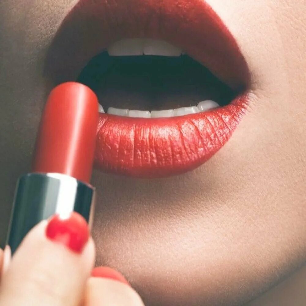 Яркие губы. Песня luxor ты красишь губы. Красная помада. Как правильно красить губы карандашом. Помада для губ.