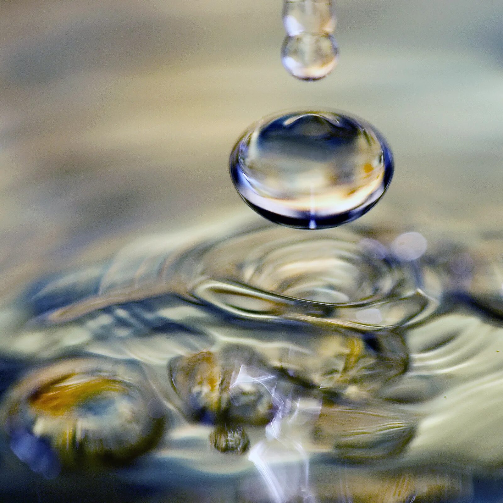 камень брошенный в воду. красивая капля воды. капля в море горе. капелька воды. капля воды падает в воду.