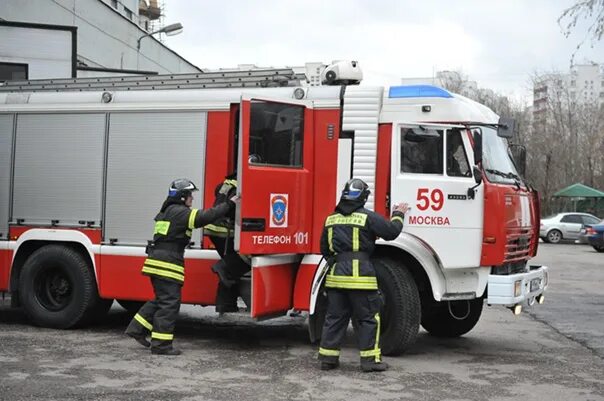 Сбор по пожарной тревоги. Выезд пожарного автомобиля. Пожарная машина МЧС В Москве. Машина пожарного начальника части. Полиция пожарные МЧС.