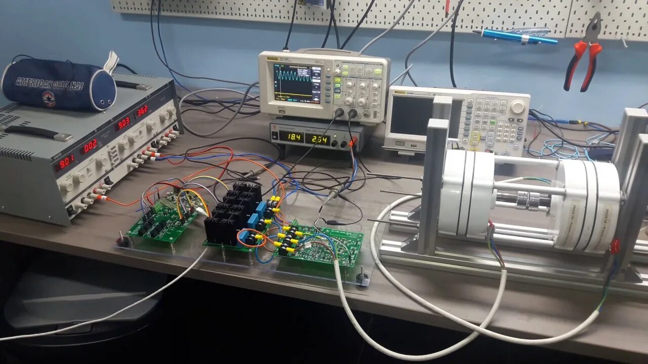 Контроль f c. Модуль permanent Magnet Synchronous Machine. Simpowersystems permanent Magnet Synchronous Machine. Permanent Magnet Reactive Machine circuit model. Модель двигателя PMSM Simulink.