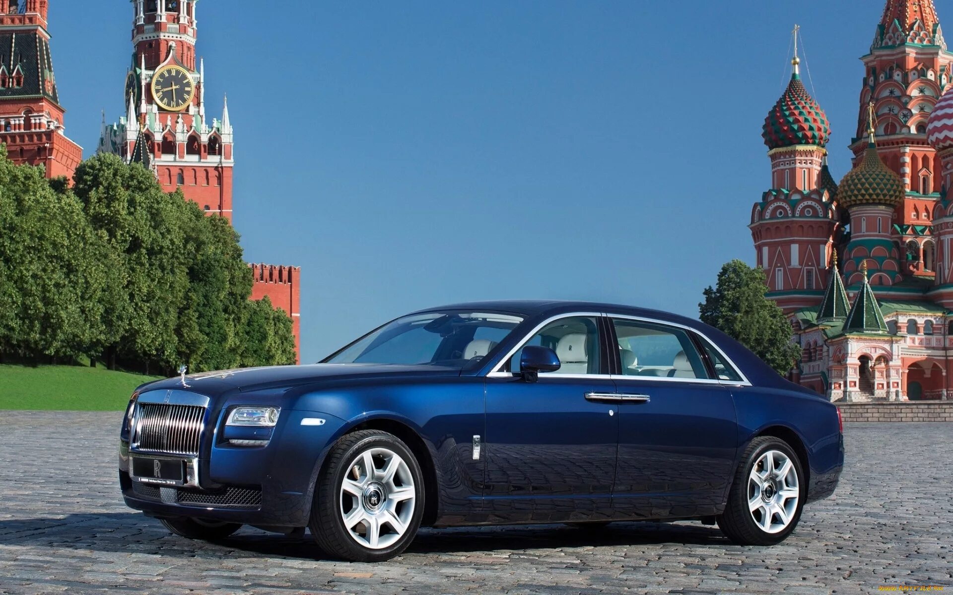 Марки машин москва. Роллс Ройс и Кремль. Роллс Ройс в Москве. Rolls Royce Ghost синий. Rolls Royce Ghost 2022 Blue.