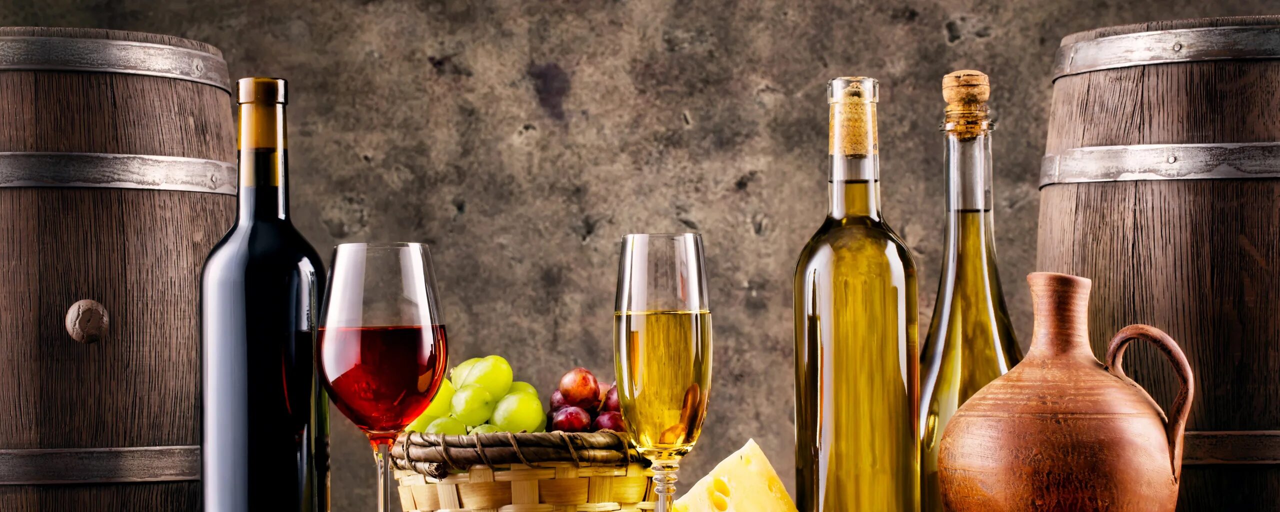 Бутылка вина и бокал. Заставка на рабочий стол вино. Вино с красивой корзиной фруктов. Вино и фрукты фото.