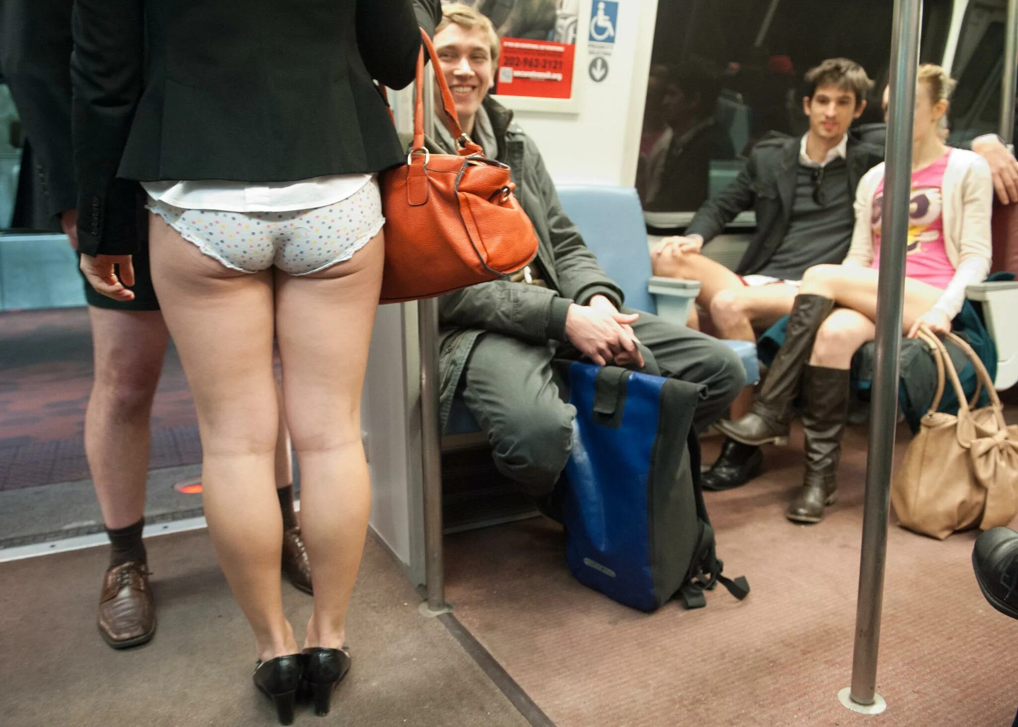 Снизу ходят. Женщины без штанов. Женщины в общественном транспорте. Женщины без штанов в метро.