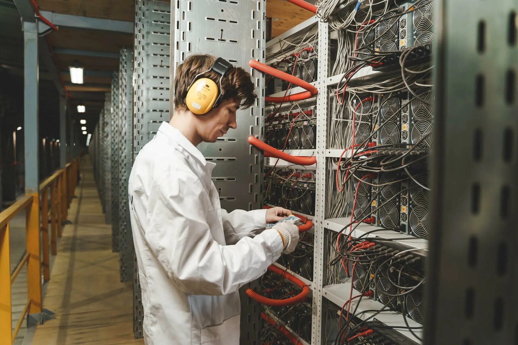 Майнинг биткоинов на домашнем компьютере. Майнинг. Майнинг ферма. Схема подключения майнинг фермы. Асики для майнинга ферма.