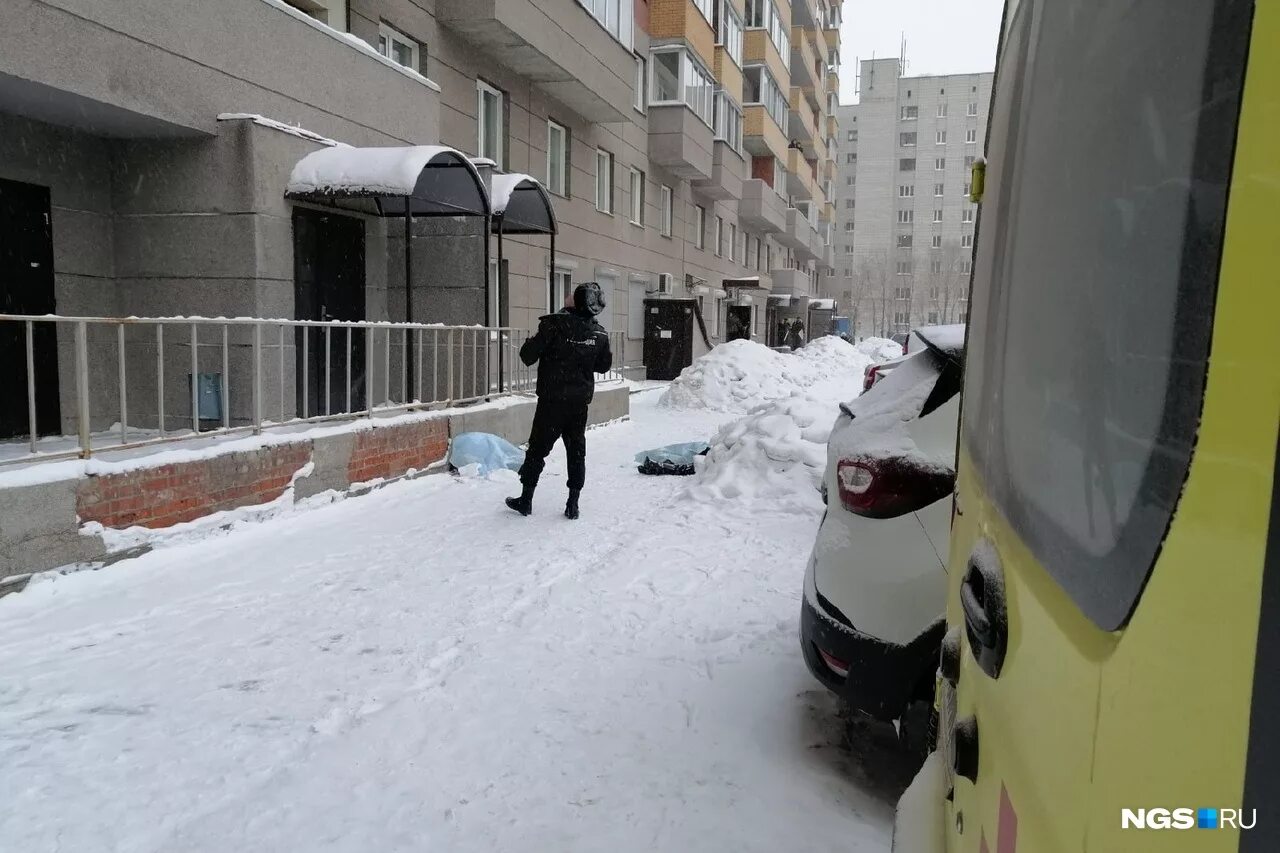 Ребенок выпал из окна новосибирск. Мияги ребенок выпал из окна. Ребёнок выпал из окна новосибирск. Парень выпал из окна в новосибирске фото. Парень выпал из окна в новосибирске.
