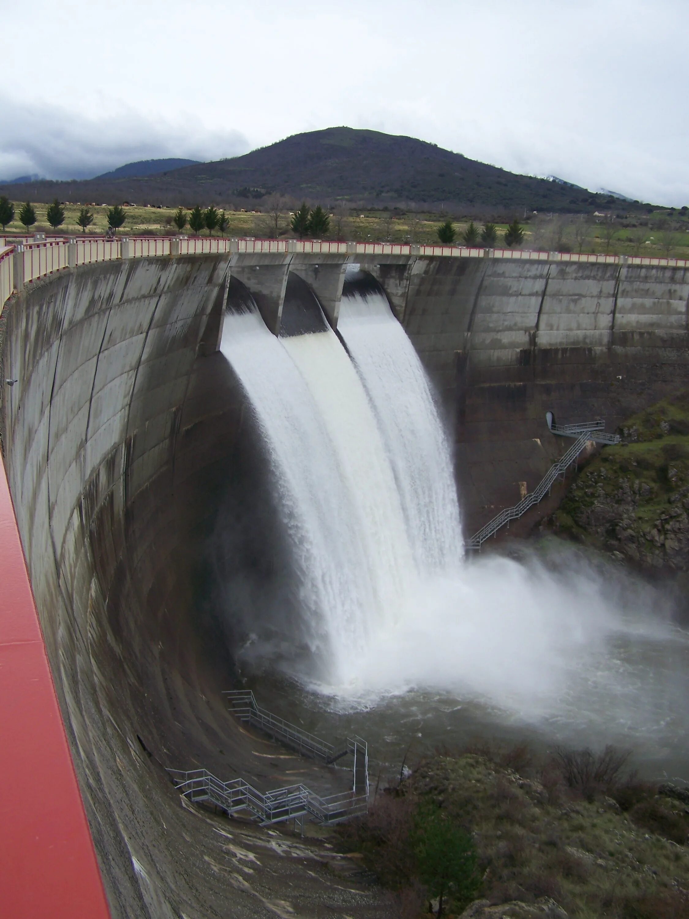 Что такое дамба фото. Плотина Монтичелло. Водосброс плотины. Гранд кули ГЭС водосброс. Водослив плотины.