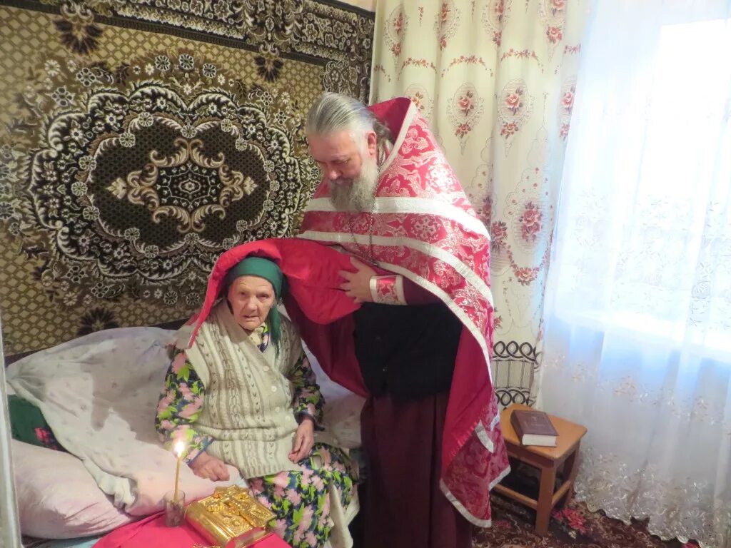 Причастие на дому. Исповедь и причастие на дому. священник причащает на дому. священник причащает больного.
