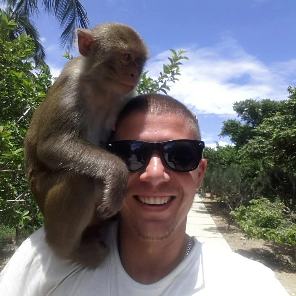 Браки мужчин обезьян. Мартышка и парень. Парень обезьяна. Парень с обезьянкой. Фото мужика с обезьяной.