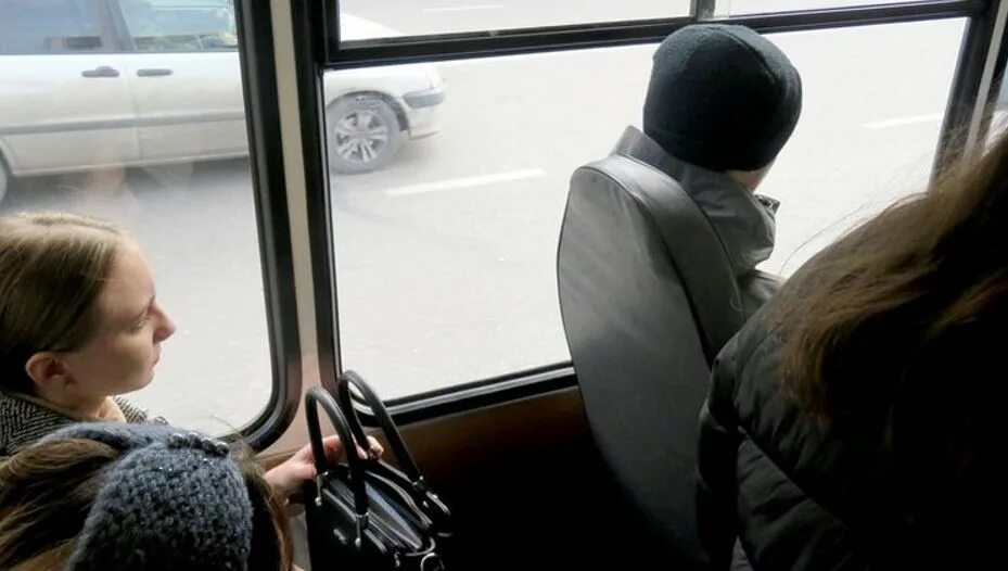 В автобусе было меньше. Ездить на автобусе. передвигаться на автобусе. в автобусе ездят пассажиры. мальчик в автобусе.