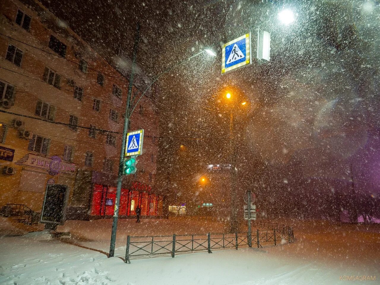 Хабаровске выпал снег. Комсомольск на Амуре снегопад 2014. Снежный город ночью. Комсомольск-на-Амуре снежный циклон 2014. Заснеженный Комсомольск 2013 года.