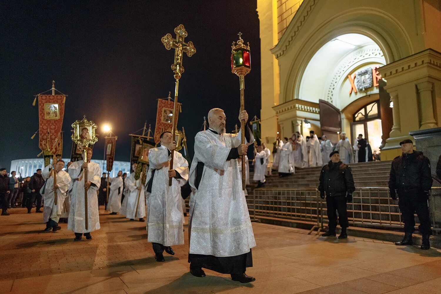 Пасхальное богослужение крестный ход. Крестный ход вокруг храма на Пасху. Пасхальная служба крестный ход храме. Храм Христа Спасителя в Москве крестный ход. Всенощная месса