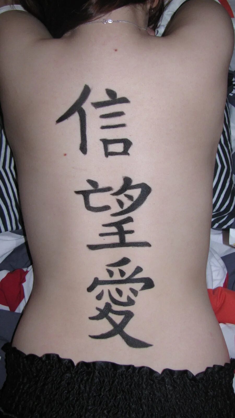 Как будет по китайски саша. Тату иероглифы. Китайские тату. Татуировки иероглифы на теле. Татуировки на китайском языке.