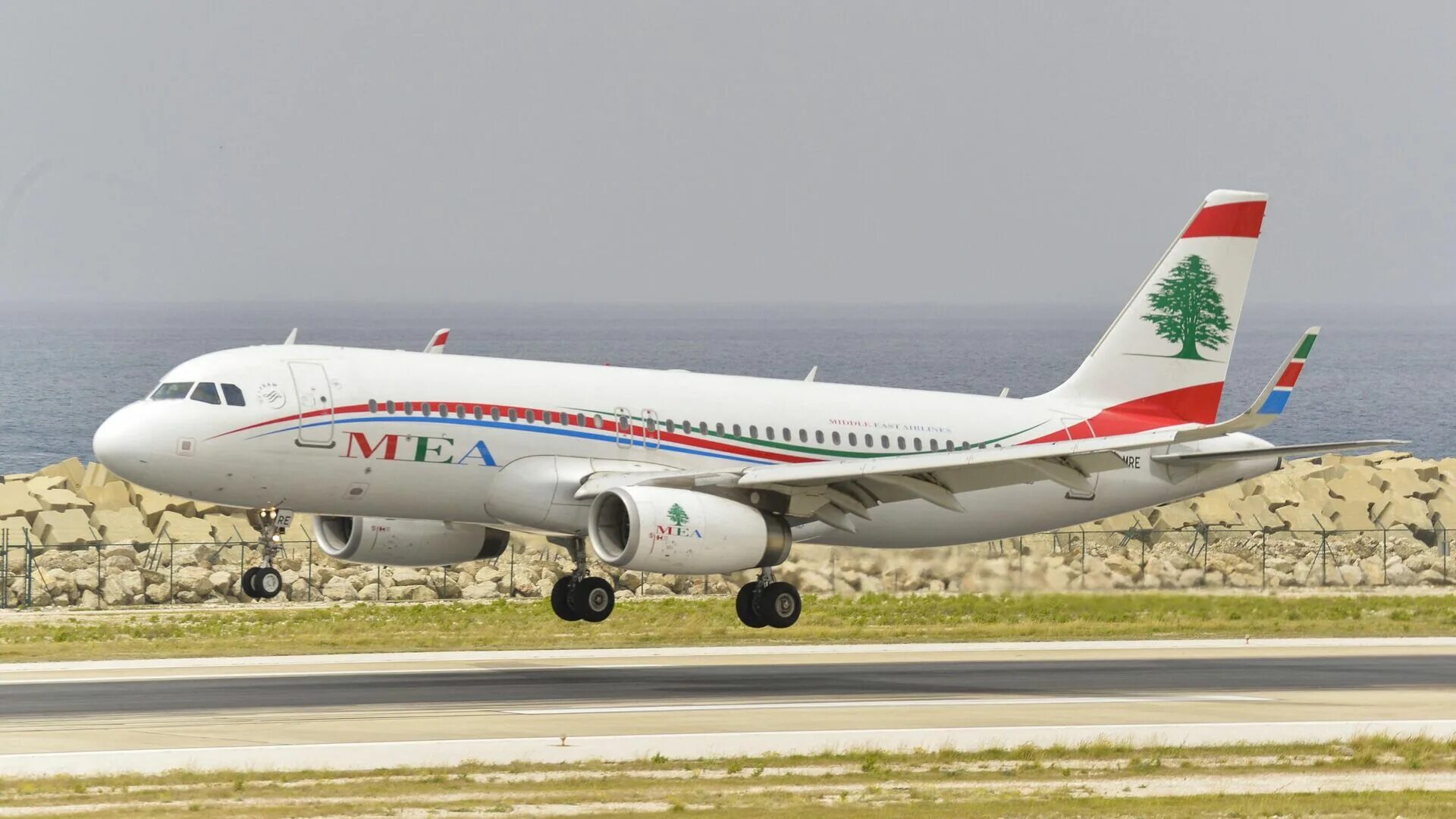 Самолет бейрут. Самолет Mea. Middle East Airlines. Мидл Ист Эйрлайнс. 734 Самолет Eastern.