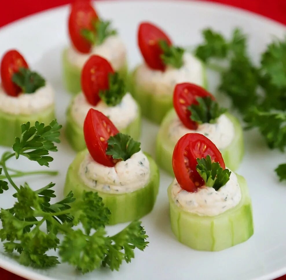 микрозелень шпинат. овощные закуски. рулетики из цукини с сыром. рецепты овощных закусок. закуски из овощей.