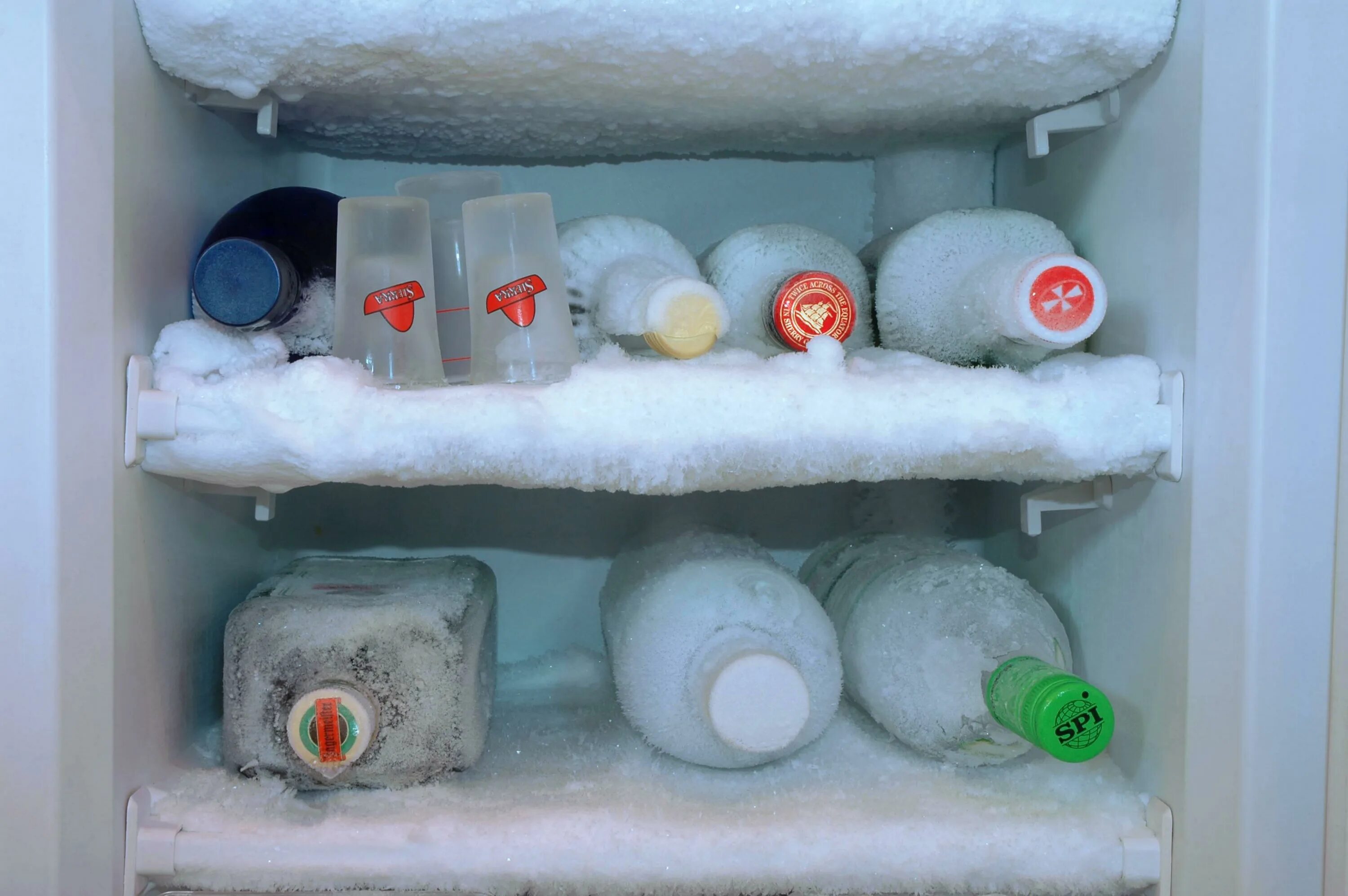 Лечение заморозкой. Лед в морозилке. Холодильник заморозка. Замороженный холодильник.