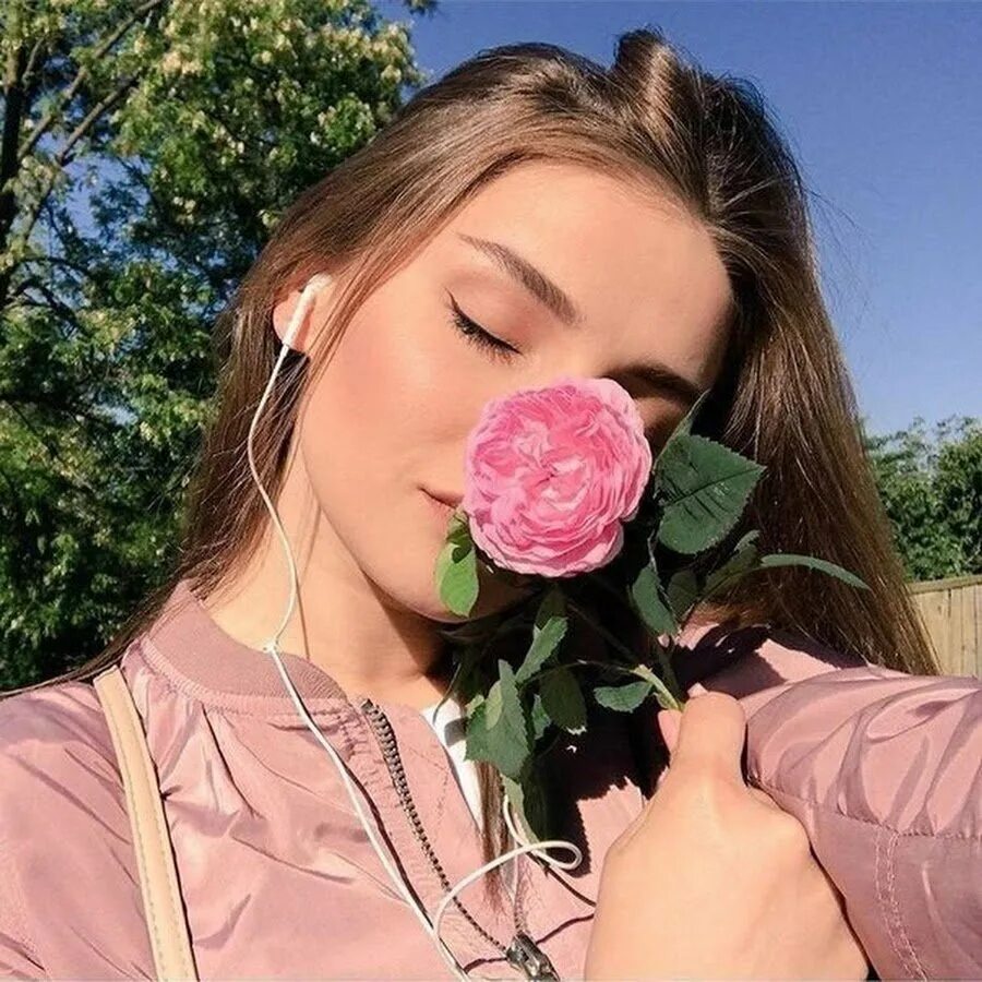 Девушка с одной розой. Девушка с розовыми розами. Девушка с цветами селфи. Сохры девушек с цветами. Сделай 1 розовым