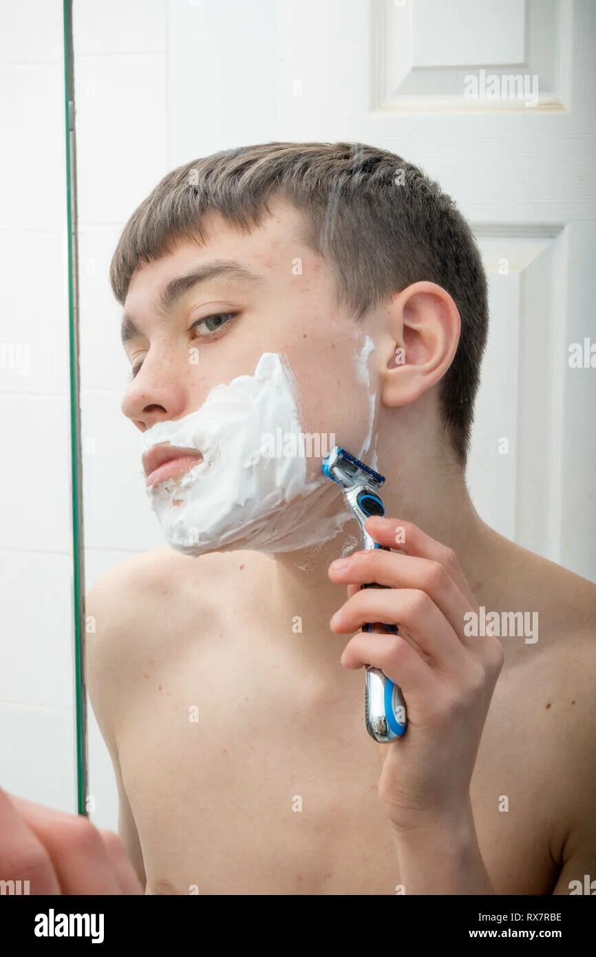 Shaving dick. Бритье подростка. Мужчина бреется. Мальчик бреется.