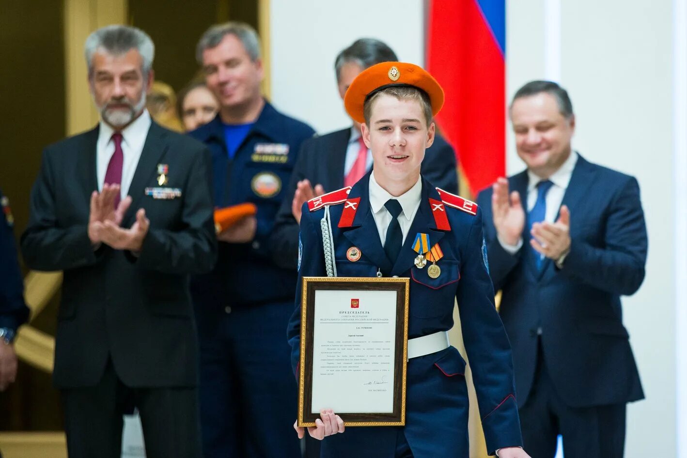 Награждение медалью. Награждение юных героев. Вручение медали герой России.