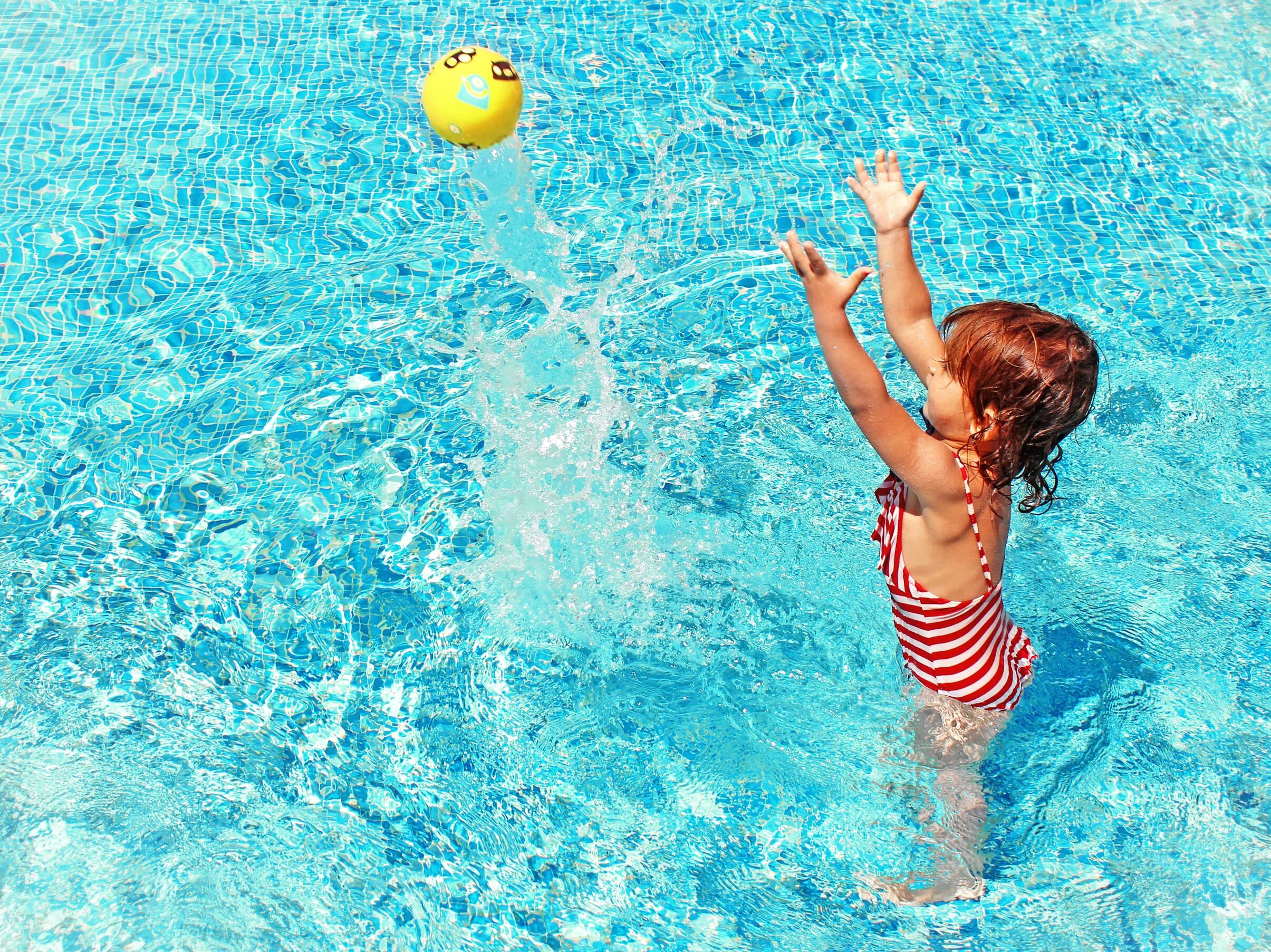 The children are swimming. Плавание дети. Плавание детей дошкольного возраста. Swim in the Pool. Плавание дети Эстетика.