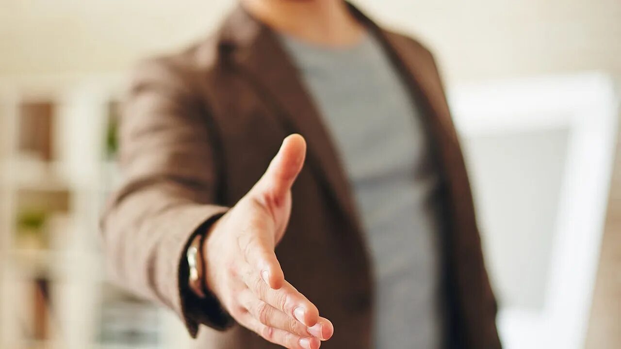 Благотворительность руки. Протягивает руку. Протяни руку. Человек тянется к другому человеку. Отказ от рукопожатия.