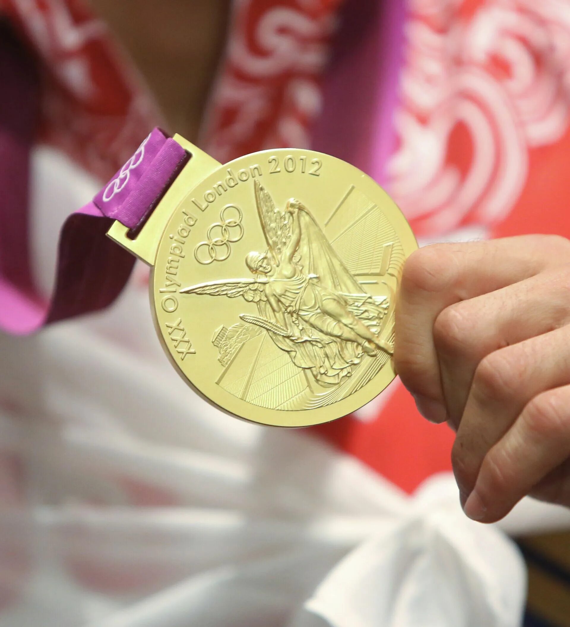 первую золотую медаль. олимпийские медали токио 2021. золотые медали россии на олимпиаде. первую золотую медаль. медаль mk 181.