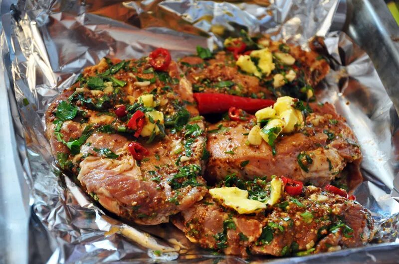 Мясо запеченное в фольге. Мясо в фольге. мясо в фольге в духовке. запечённое мясо в духовке в фольге. свинина в духовке в фольге.