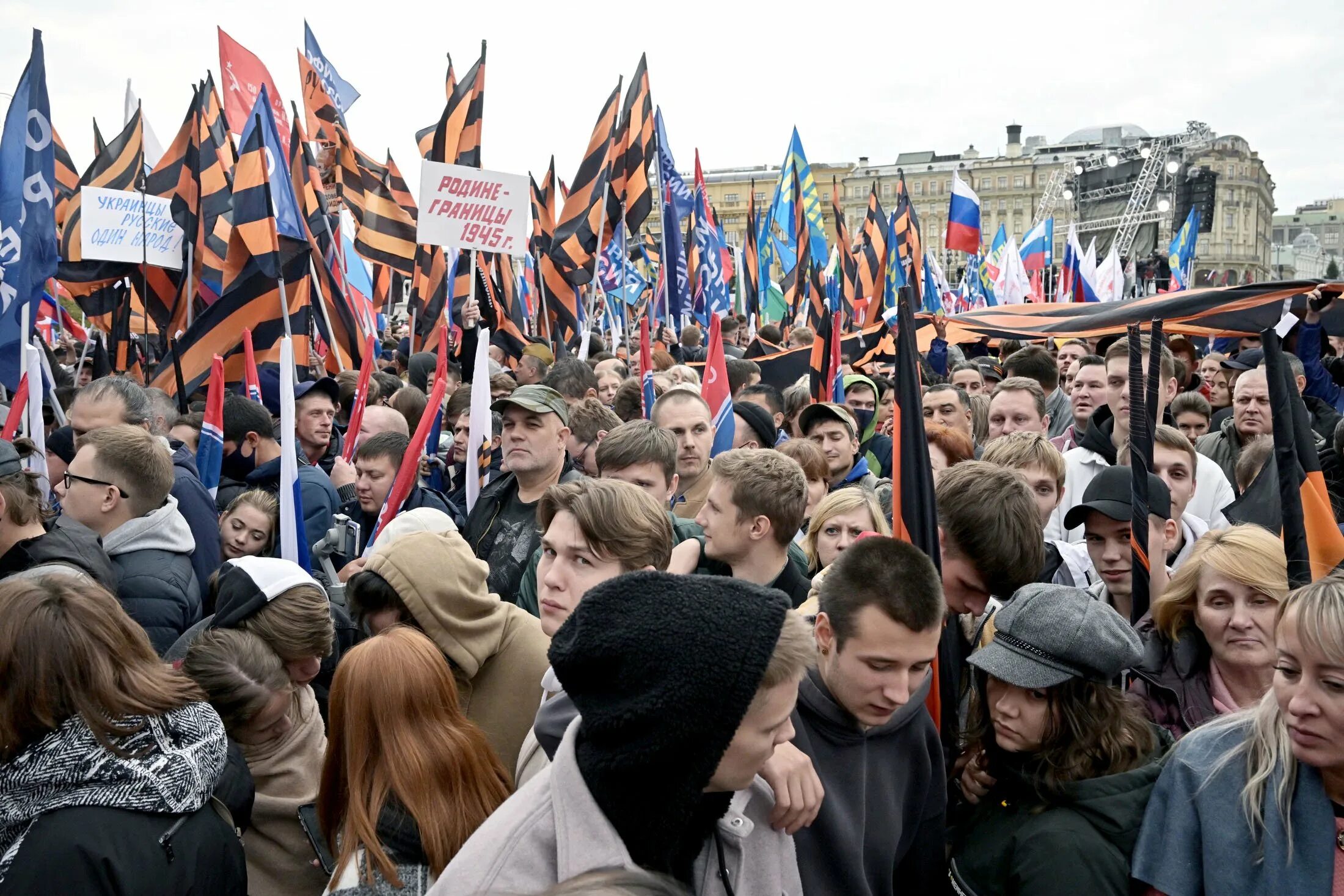 Митинги в москве 24 февраля. Митинг. Патриотический митинг в Москве. Митинг в Москве в поддержку референдума. Митинг на Манежной.