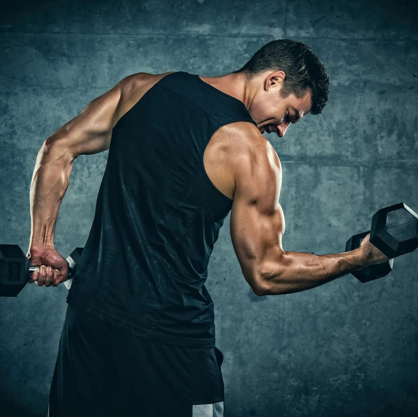 Спортсмен со штангой. Табата ричи боец. Тренировка в зале. Силовые тренировки. Фитнес мужчина присед.