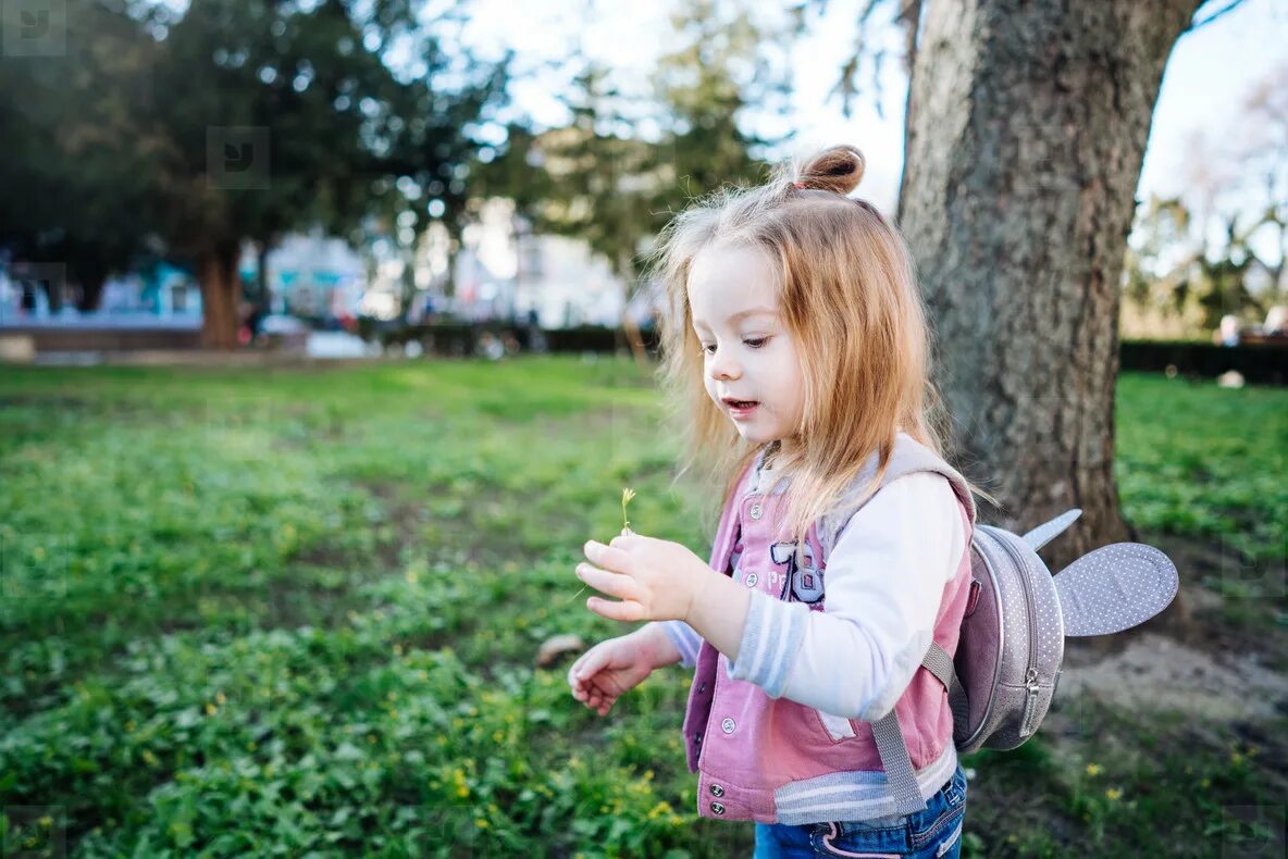 Фотографии маленькая девочка гуляет. Девочка гуляет маленькая одна счастливая ночью. Девочка на прогулке. Прогулки с малышом. Маленькая девочка гуляет.