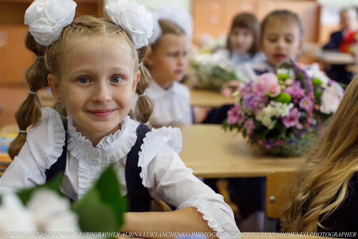 1 сентября 1 класс девочка. Образ первоклассницы. прическа к 1 сентября для первоклассников. девочки первоклассника на первое сентября прически. девочки на 1 сентября класс.