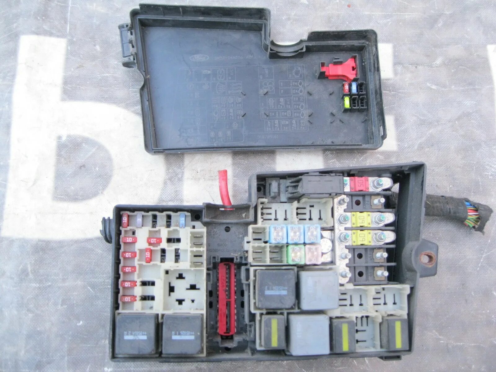 Предохранители форд фокус 2006 года. Блок реле Форд фокус 2. Блок предохранителей Ford Focus 2. Предохранители Форд фокус 2 универсал 1.8 2007. Форд фокус 2 монтажный блок предохранителей.