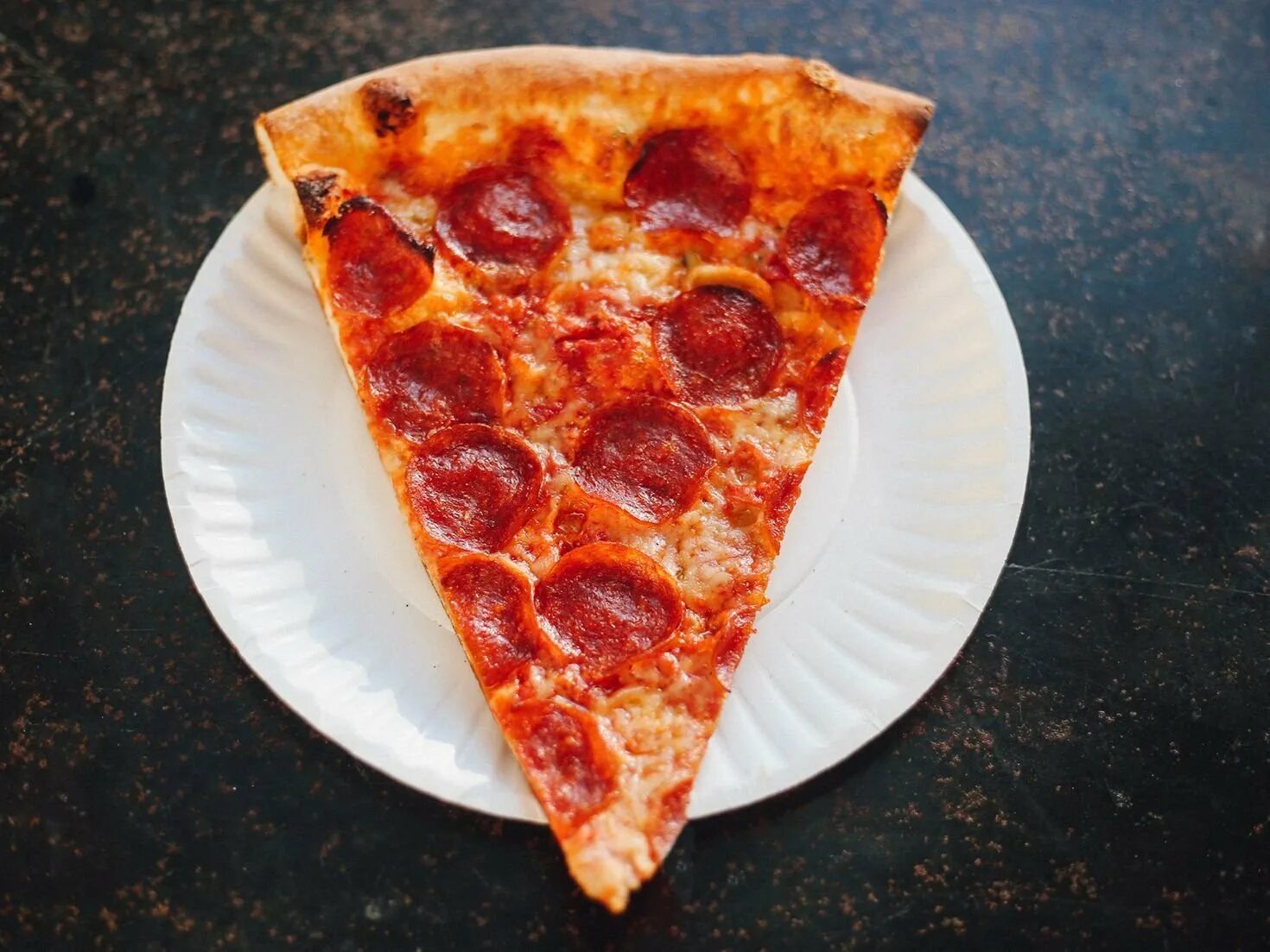 Сколько лет пицце. Пицца пепперони треугольник. 1. Пепперони. Кусок пиццы пепперони. Кусочек пиццы.